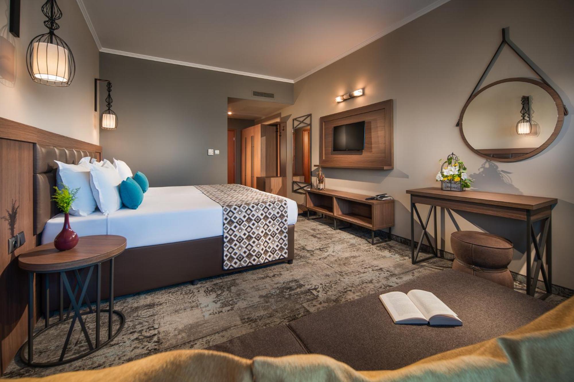 Deluxe Zweibettzimmer mit Straßenblick und Balkon - kostenloser Zugang zum Pool und kostenloses WLAN